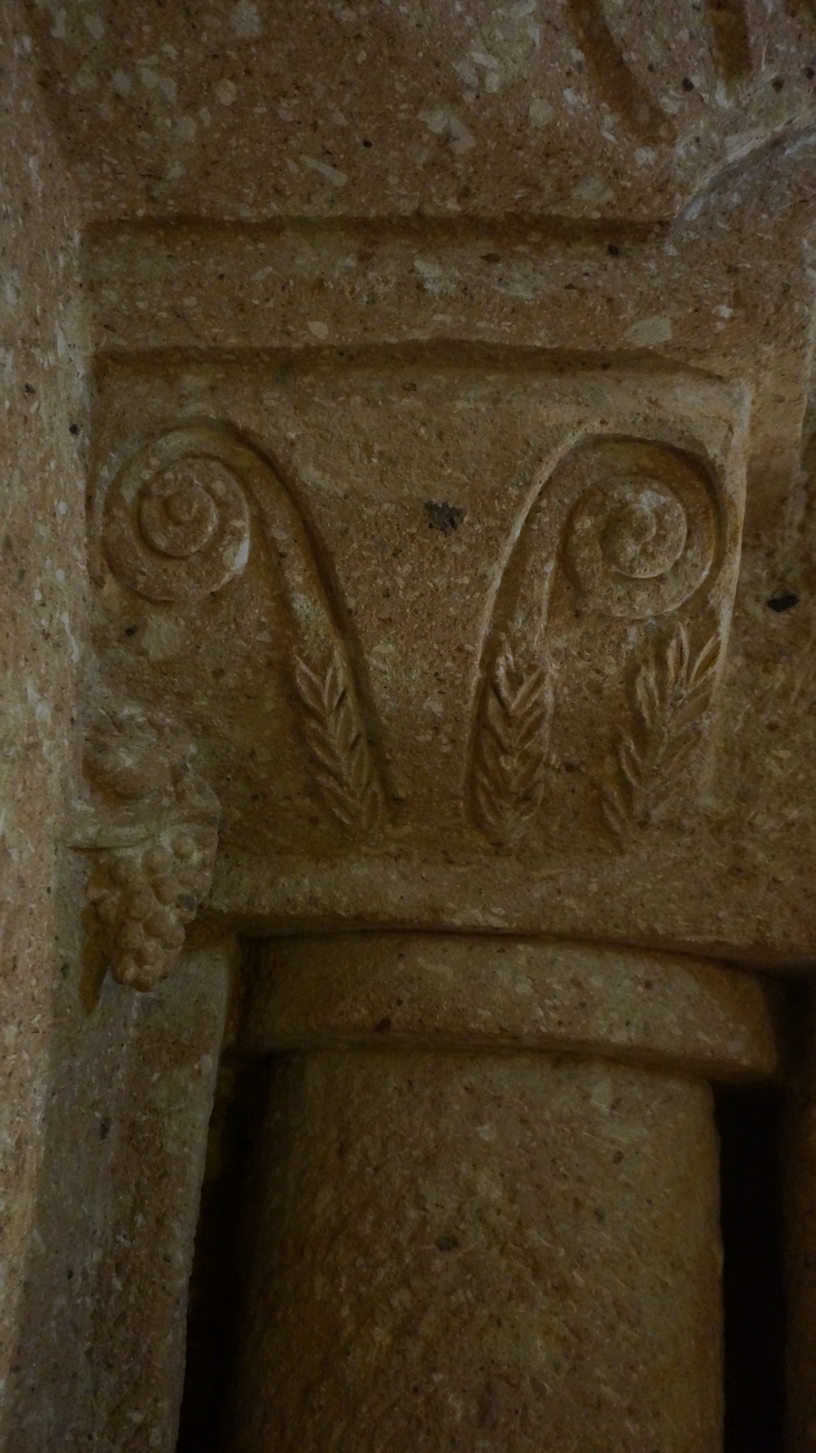 Konak Cave Otel'de taşa oyulmuş süsleme detayı