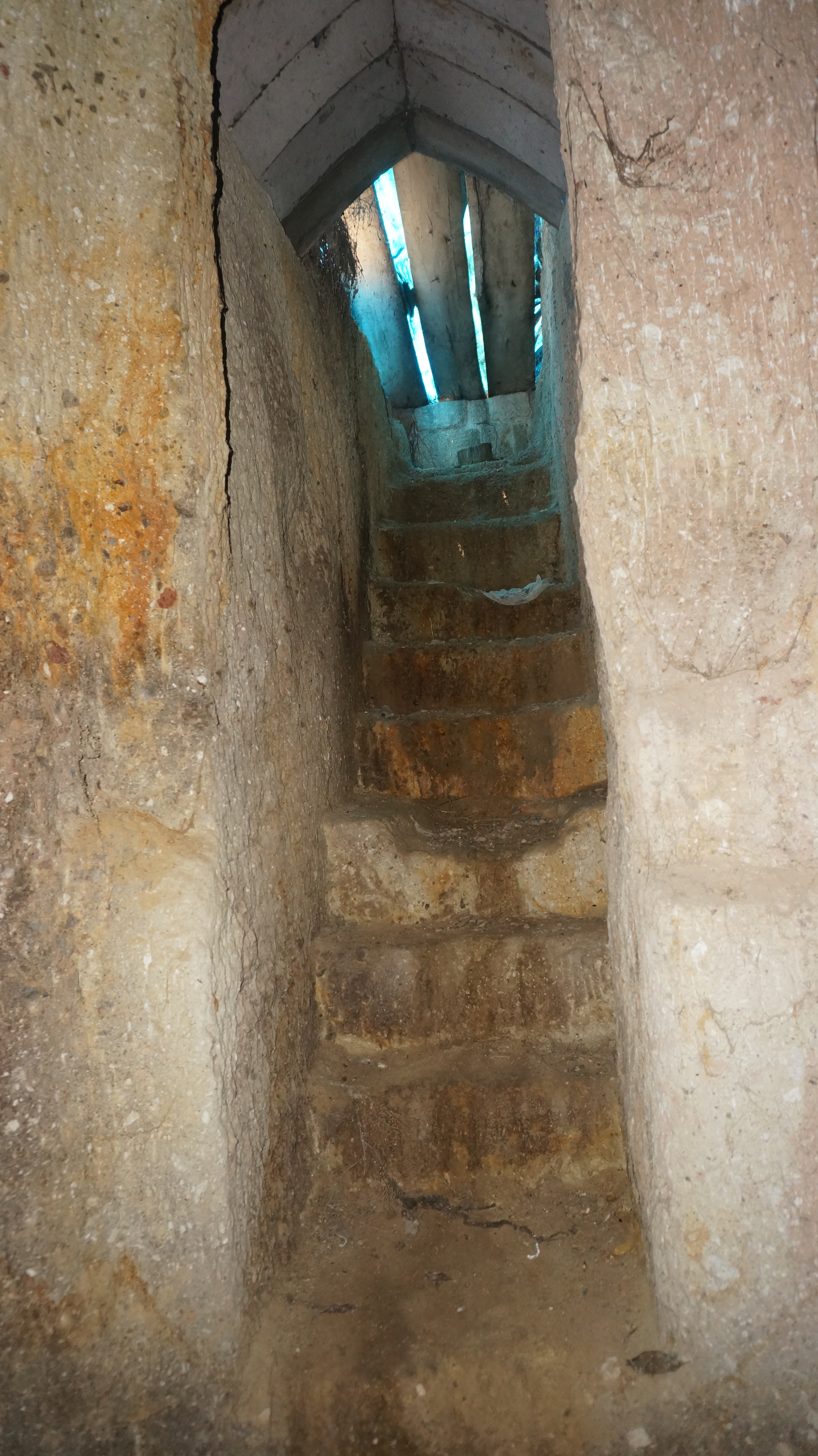Konak Cave Otel'in taş konağının koridorlarından biri