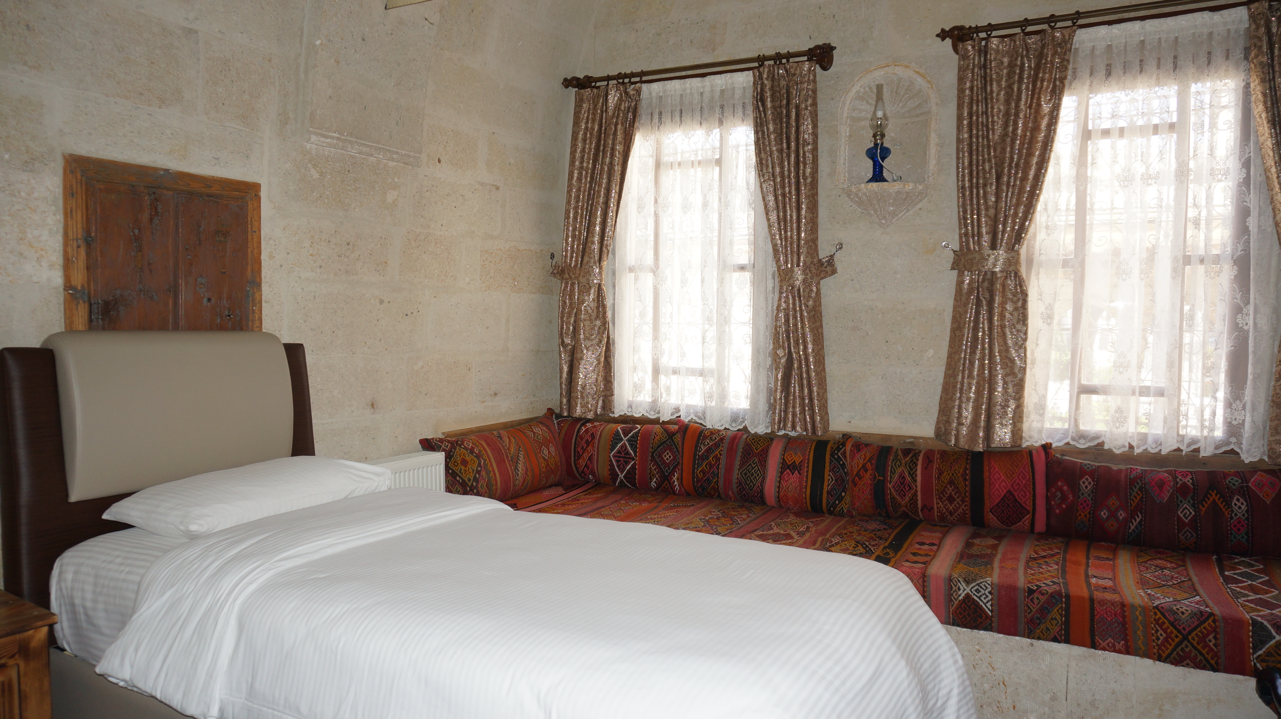 Konak Cave Otel'de restore edilmiş bir misafir odası