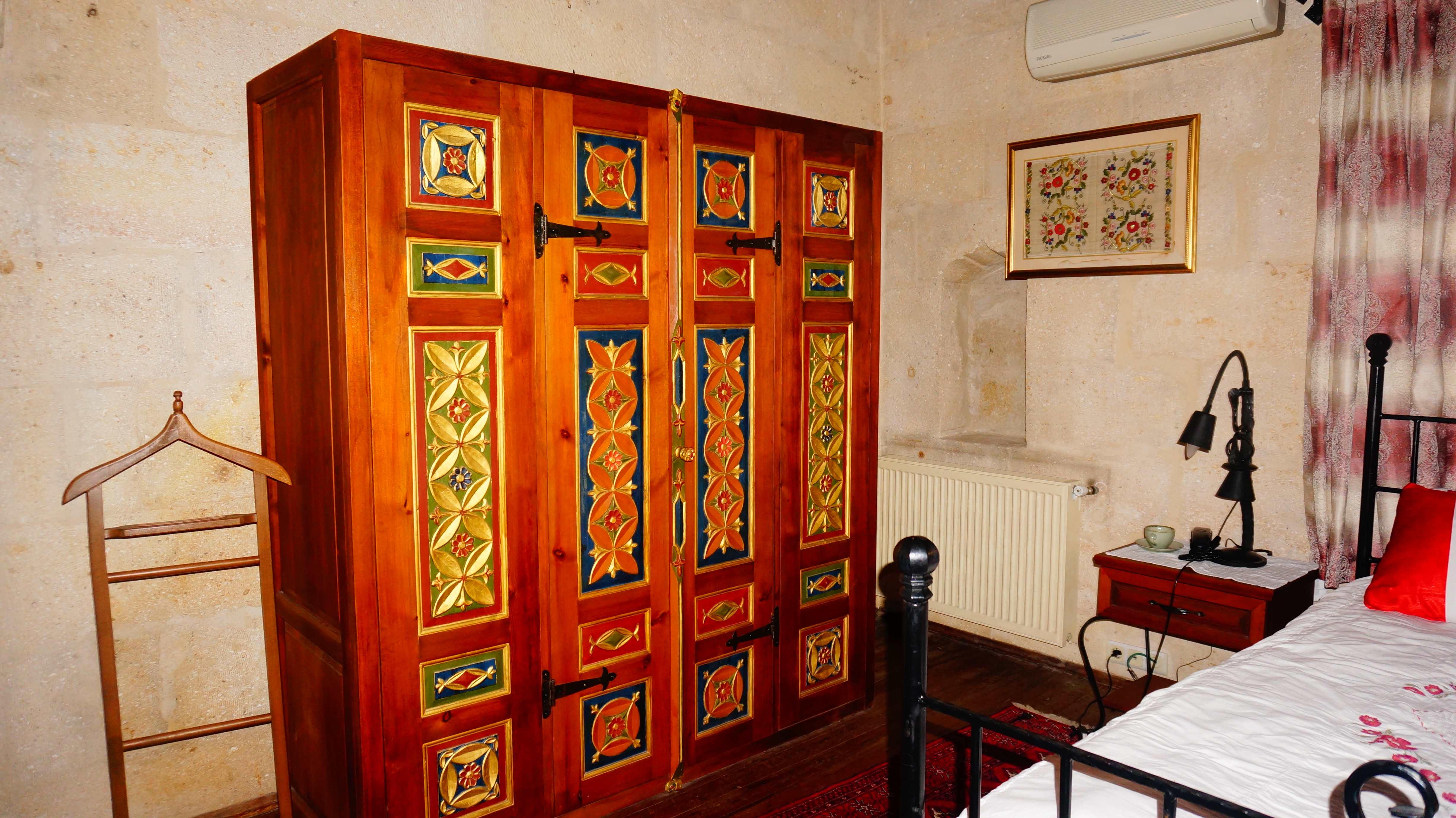 Selçuklu Evi'nde el boyaması geleneksel bir ahşap dolap