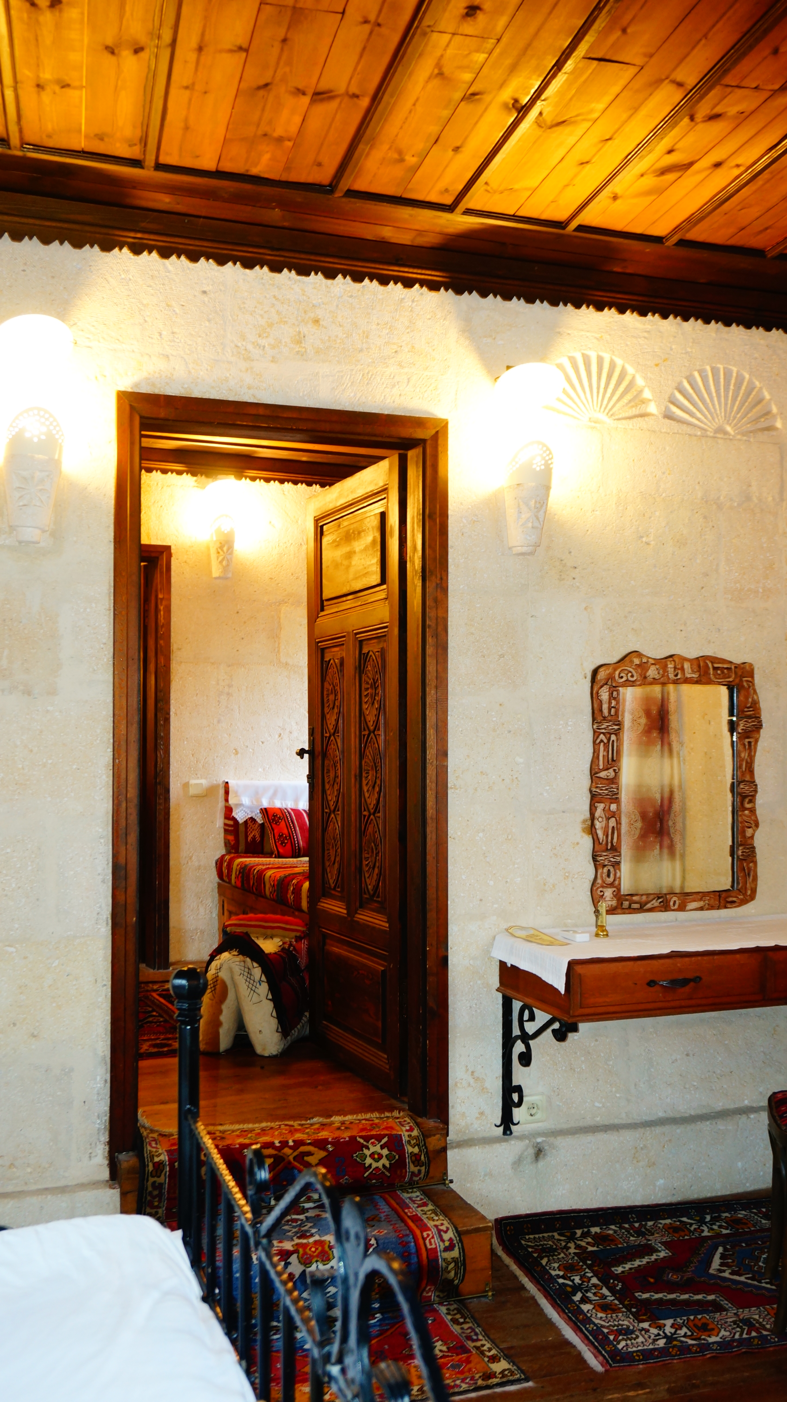 Selçuklu Evi'nde kırmızı el dokuma kilim ve ahşap ayna detayı