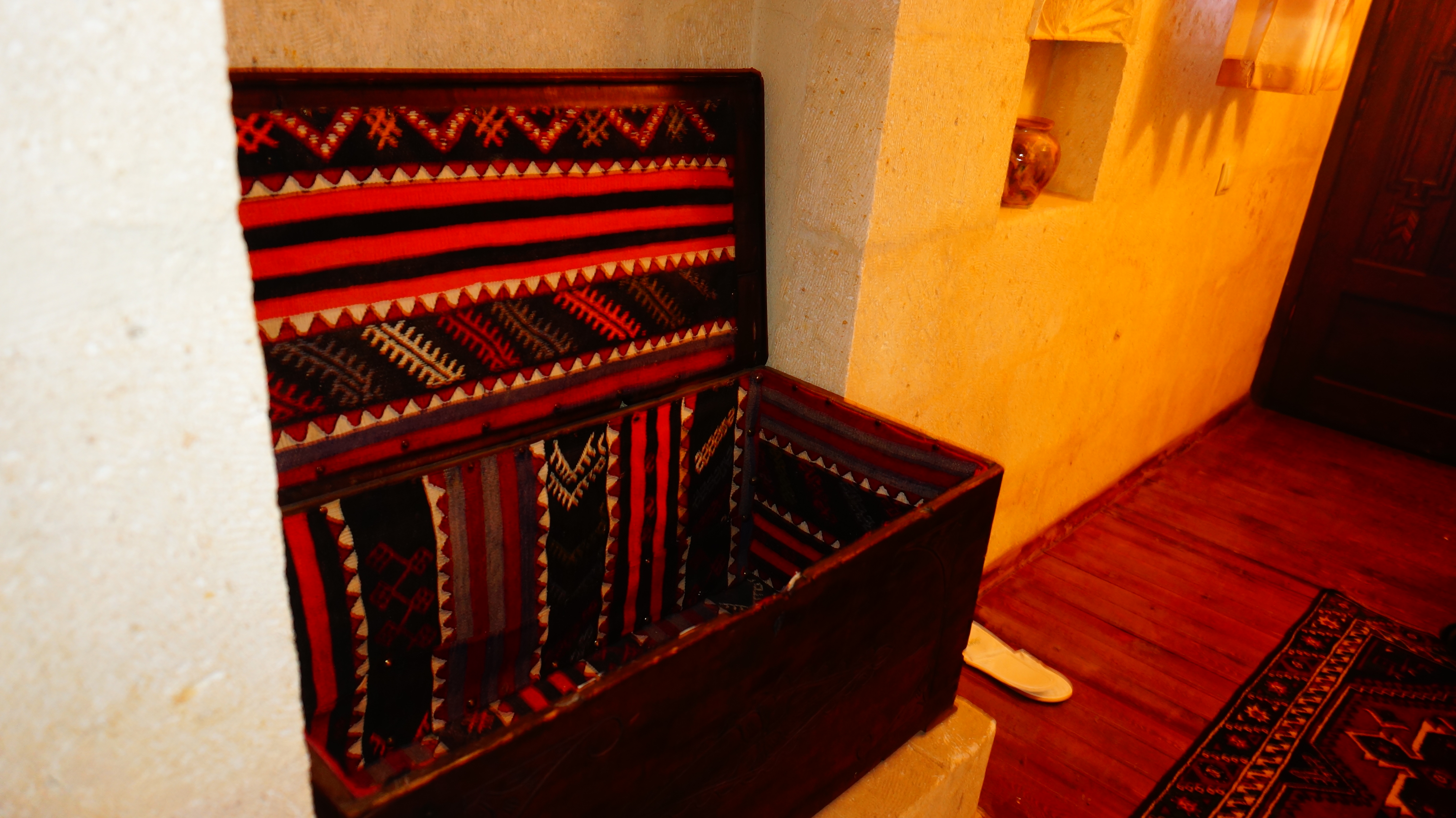 Selçuklu Evi'nde el dokuma kilimle kaplı antika bir sandık