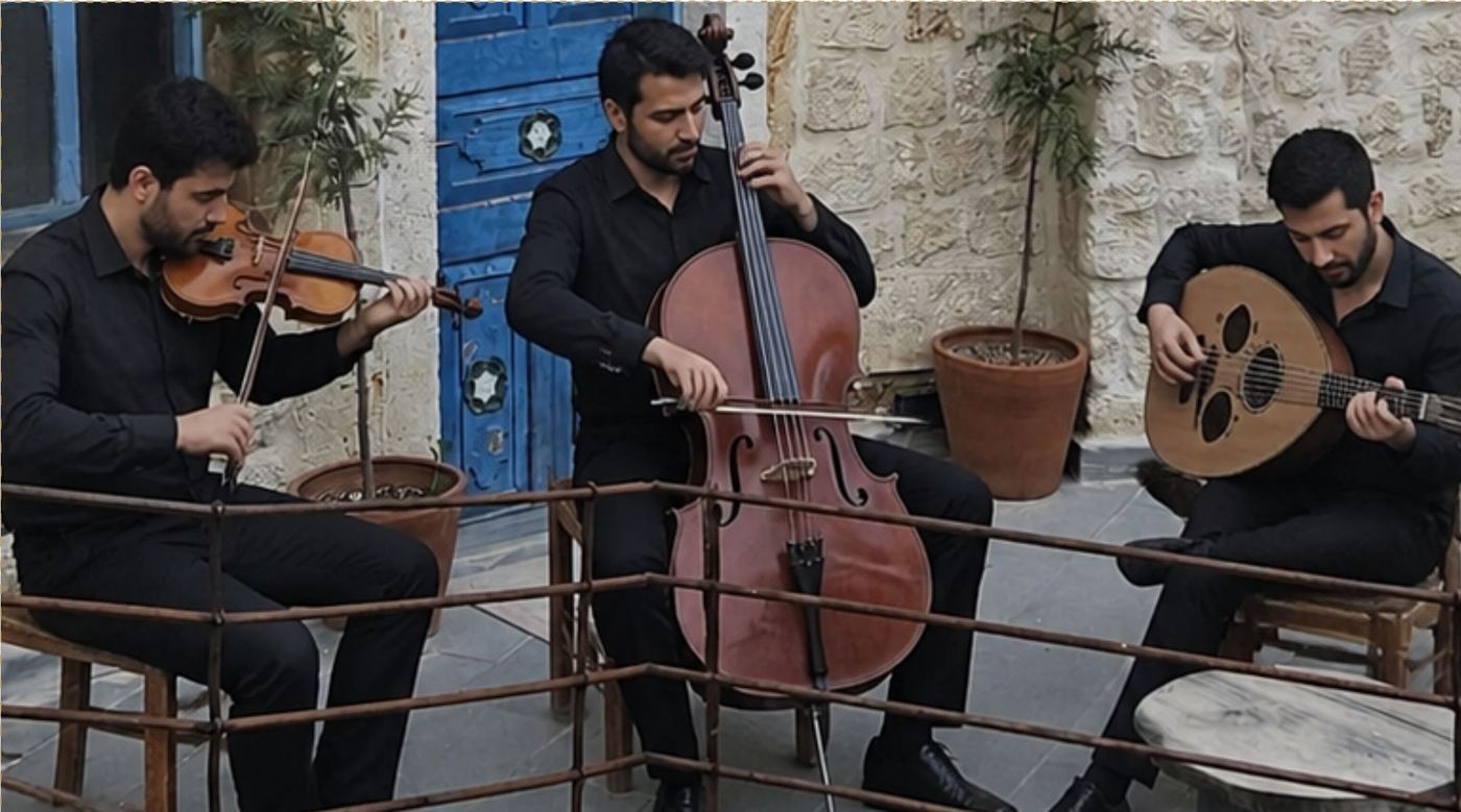 Fragman Cave'de avluda canlı fasıl müziği