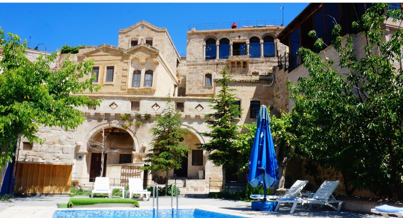 Tekkaya Cave Hotel otelinin cephesi ve havuzu