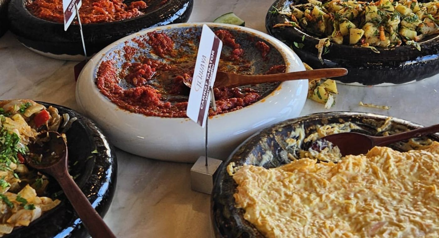 Tekkaya Cave Hotel'de terasta zengin kahvaltı sofrası